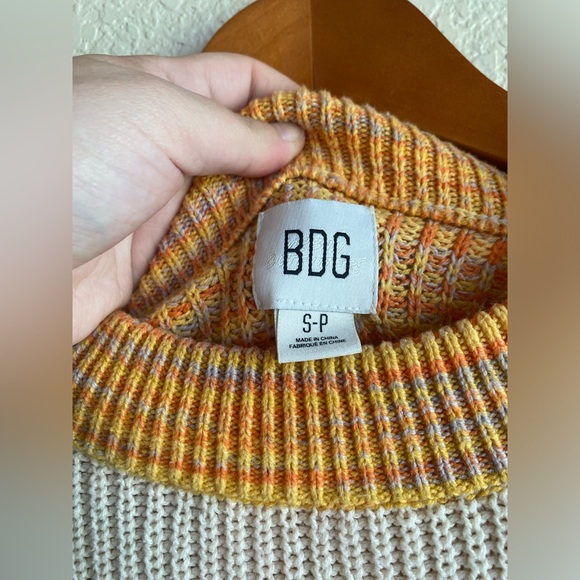 BDG Mika Pullover Oversized Colorblock Knit Sweater Size Small NEW Cream Orange - Picture 4 of 8